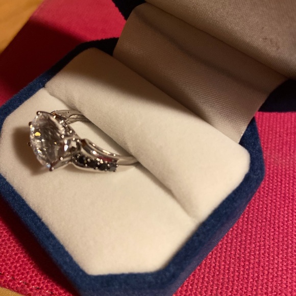 Beautiful ring - Picture 3 of 6